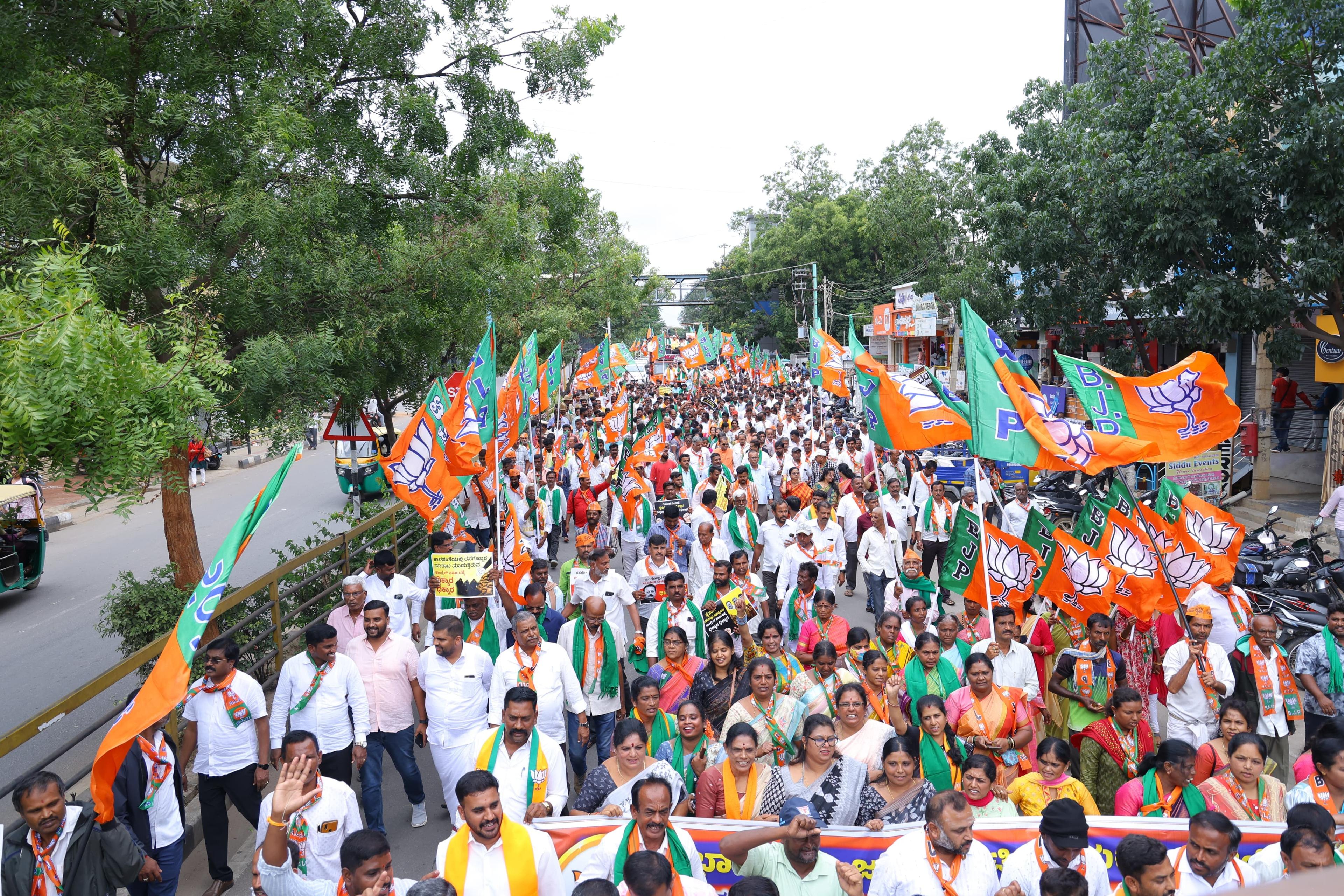 BJP protests against Karnataka govt on poor fertilizer supply to farmers