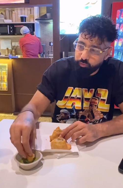 Badshah teaches all what is the correct way to eat a samosa