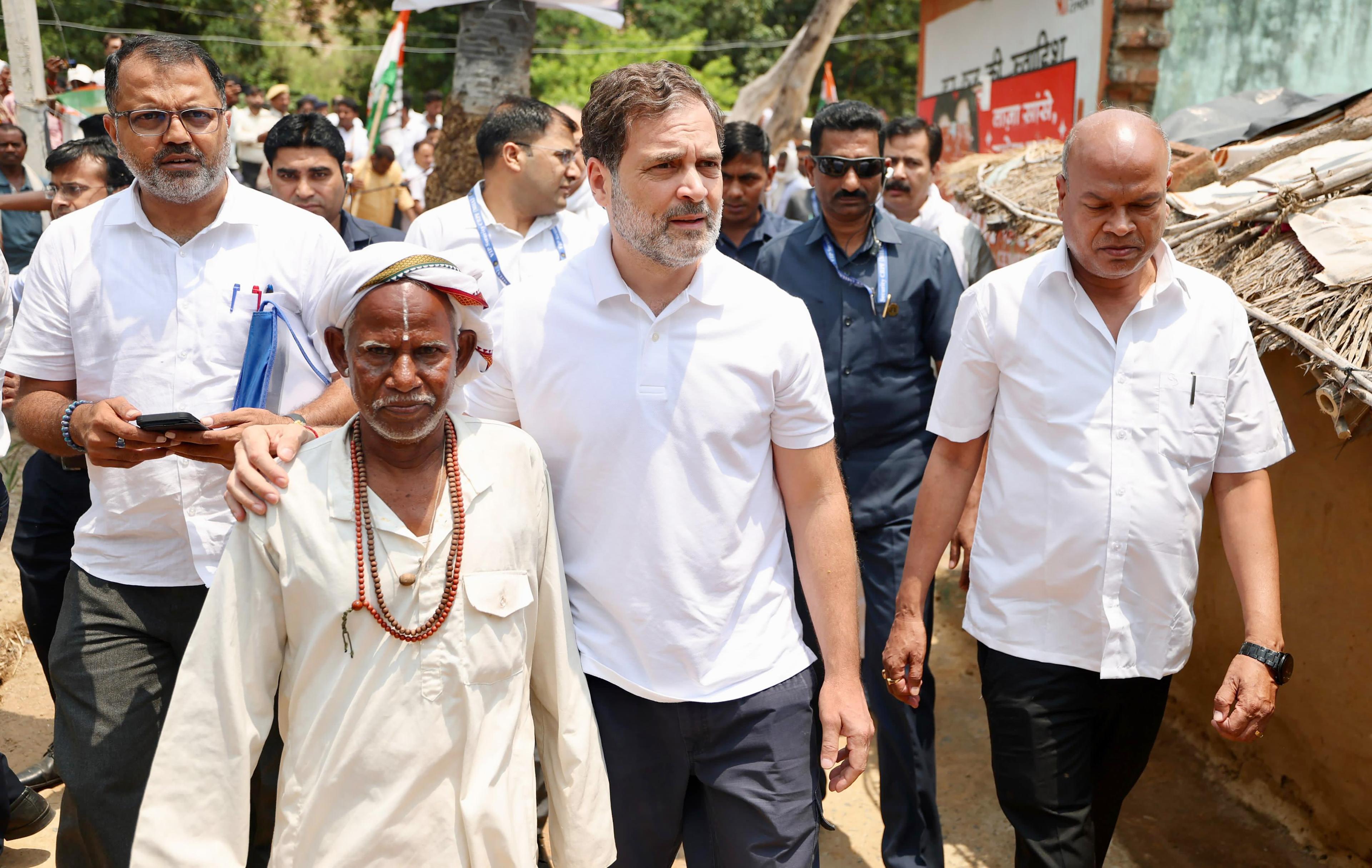 Rahul Gandhi meets family of 'Mountain Man' in Bihar