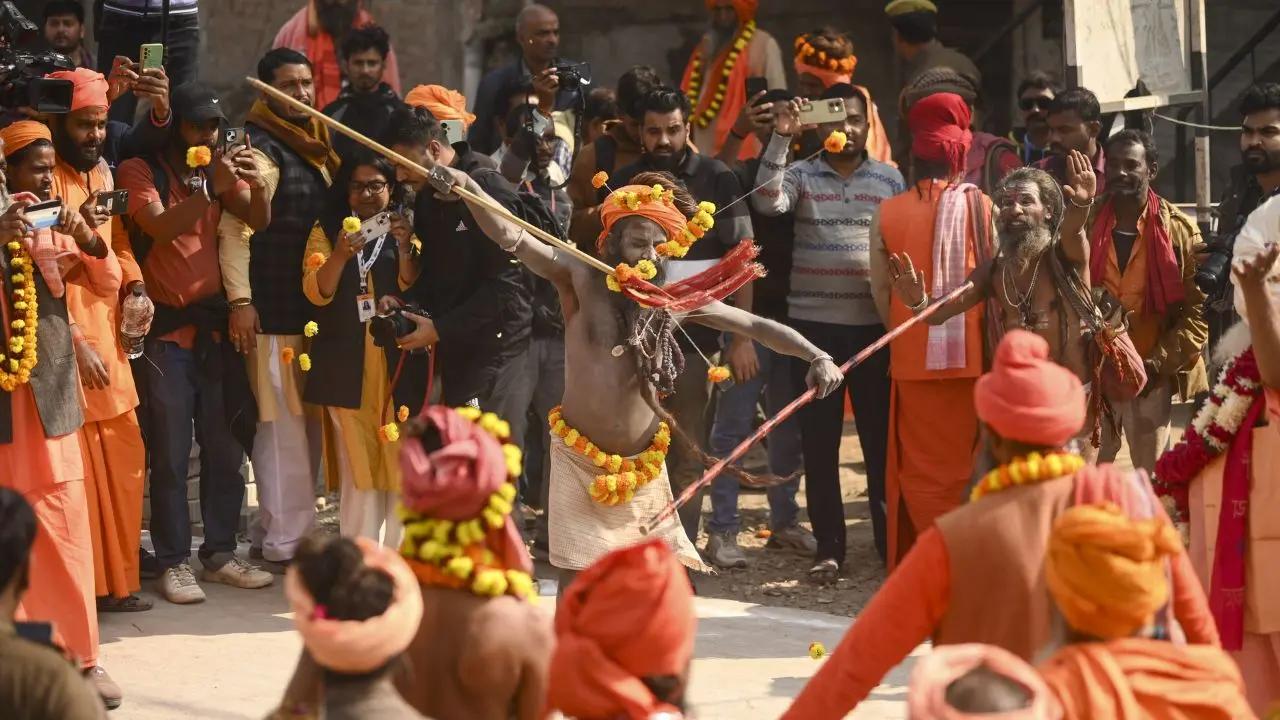 Anand Akhada's Peshwai arrives in prayagraj