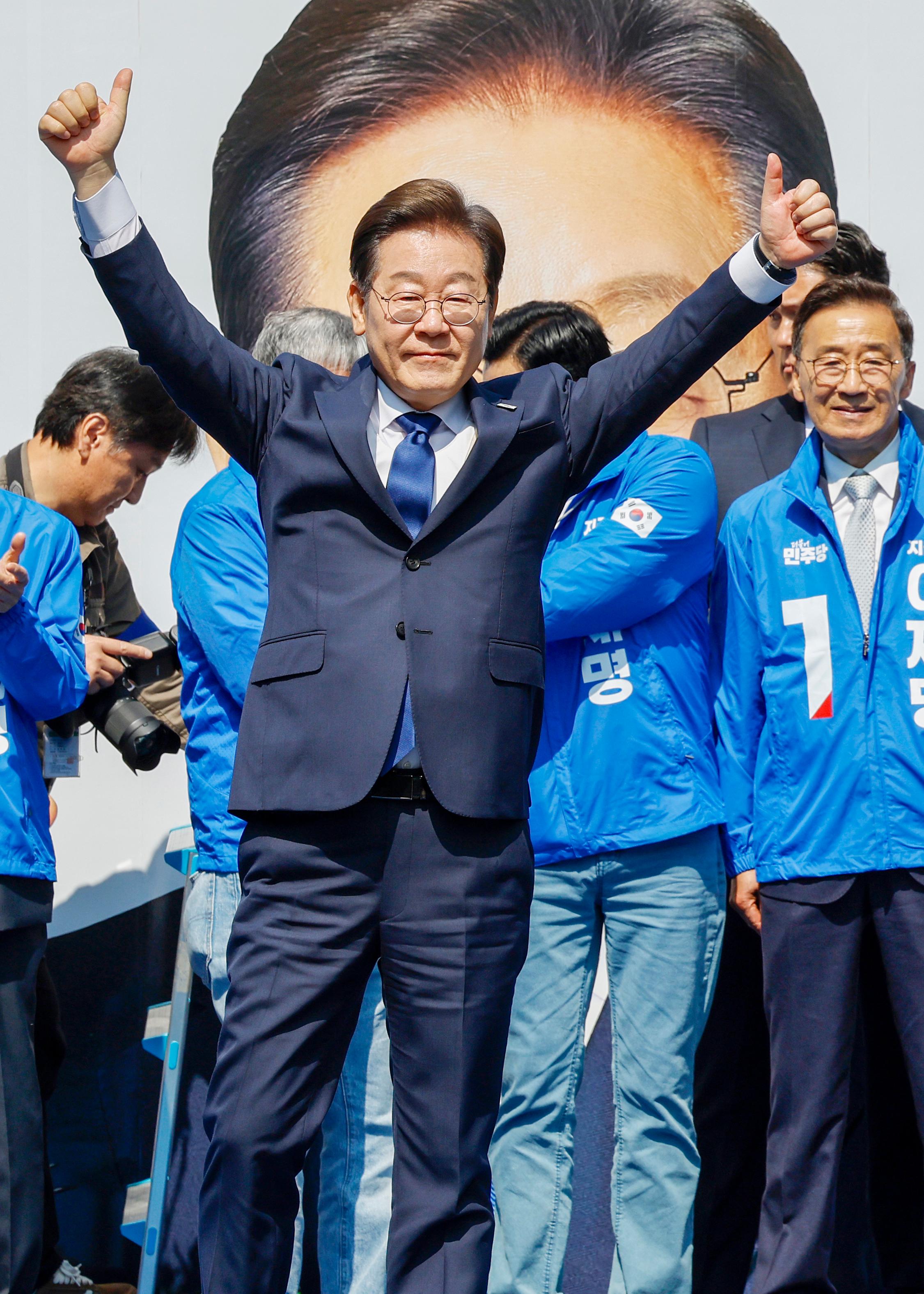 President Lee orders creation of emergency economy review task force