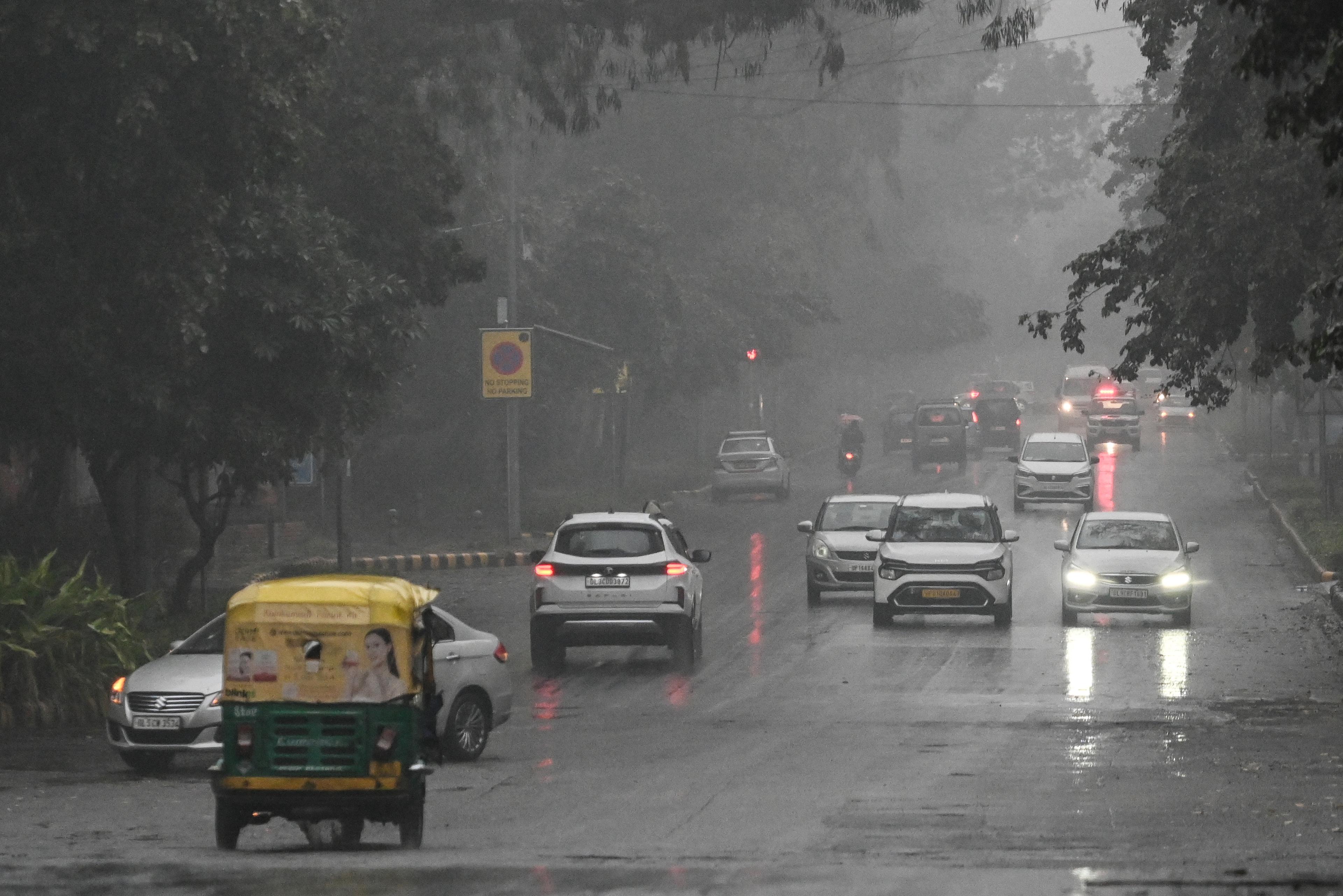 Delhi wakes up to light rain as AQI stays in 'poor' category
