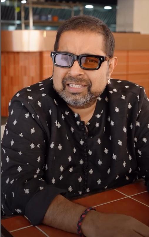 Shankar Mahadevan pays tribute to Tabla legend Zakir Hussain during Ganeshotsav festivities at his home