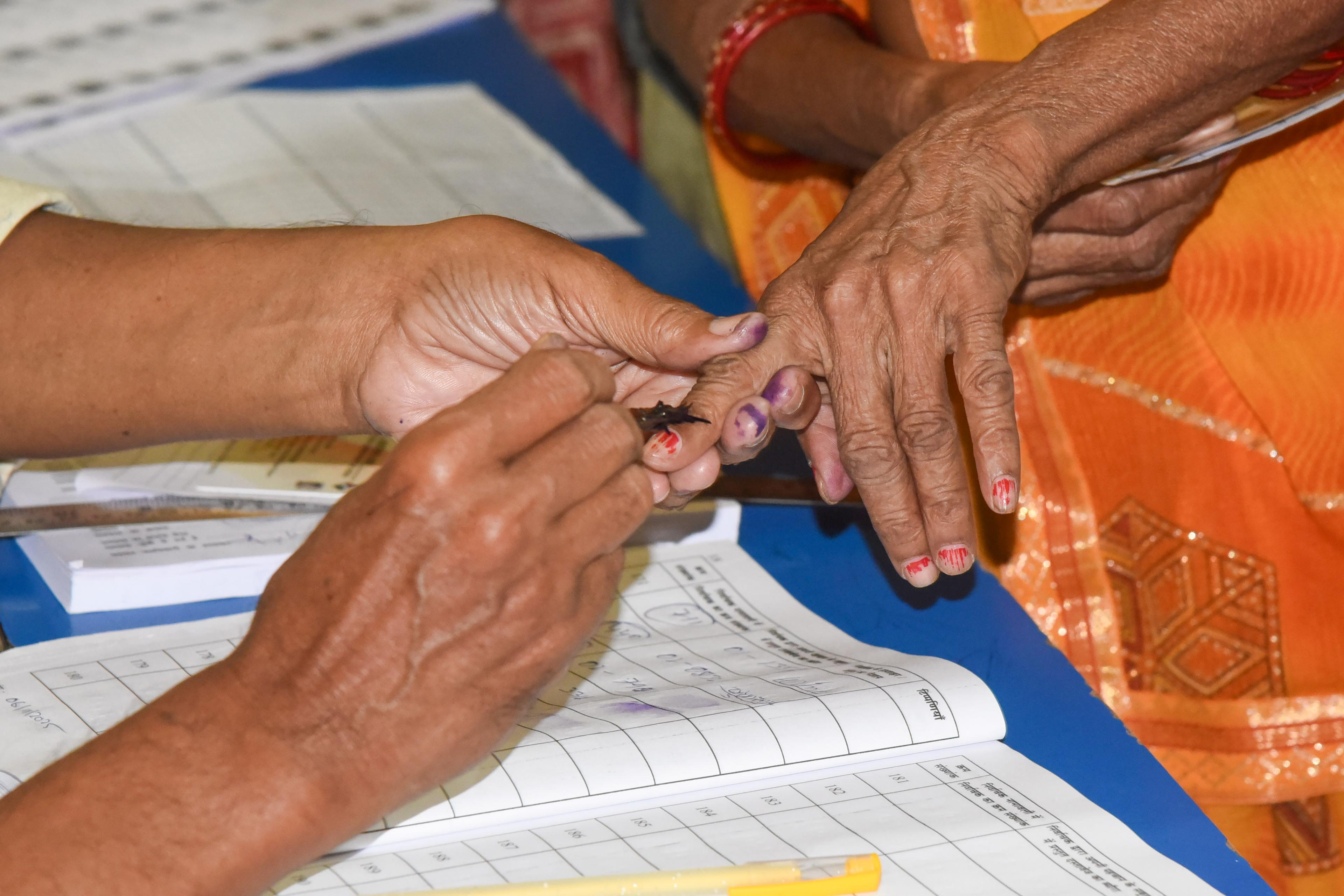 Tamil Nadu extends poll holiday to Kerala, Puducherry voters