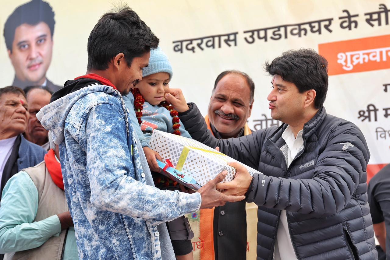 Union Minister Scindia reiterates commitment to farmers, rural women