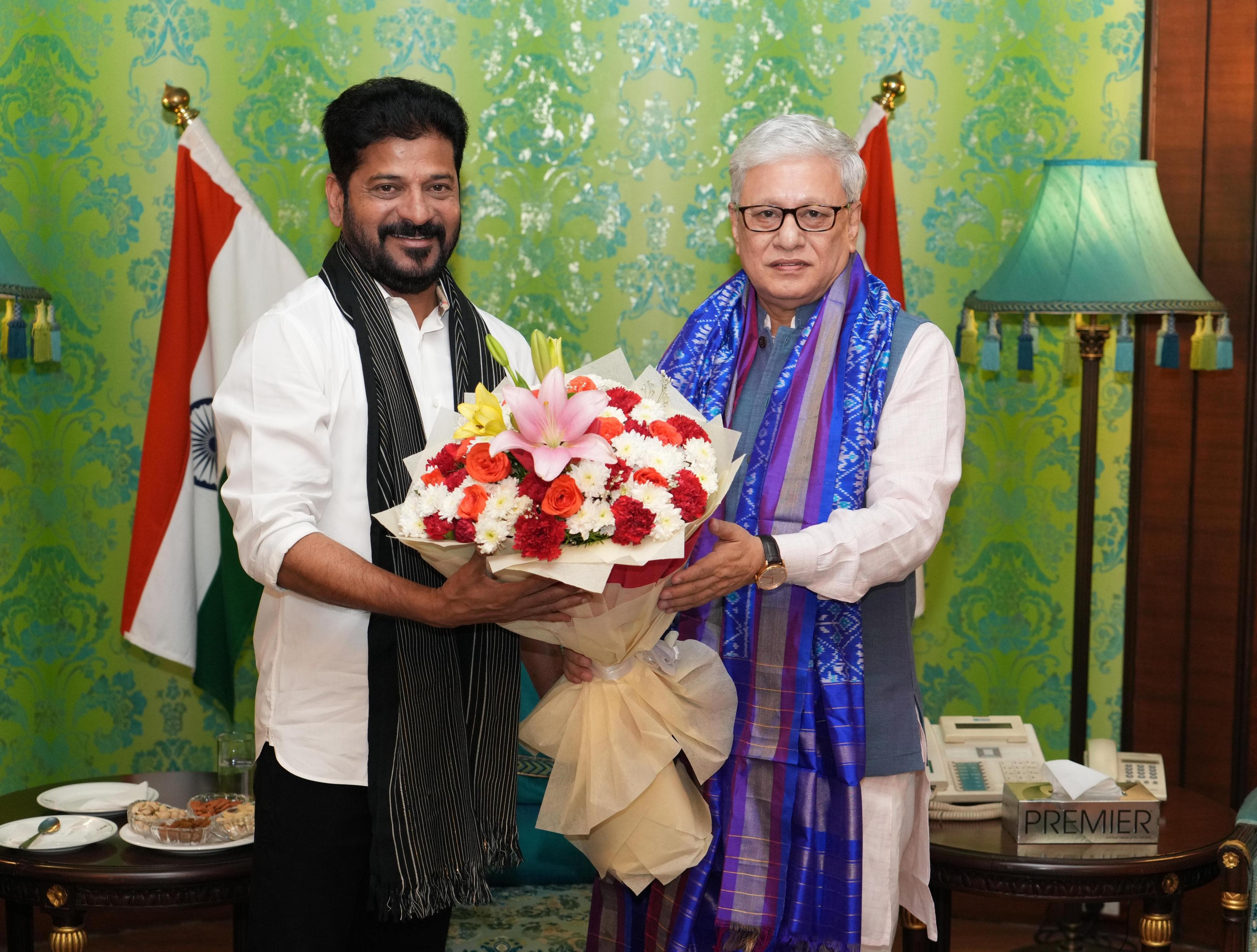 Telangana CM meets Governor, discusses current situation