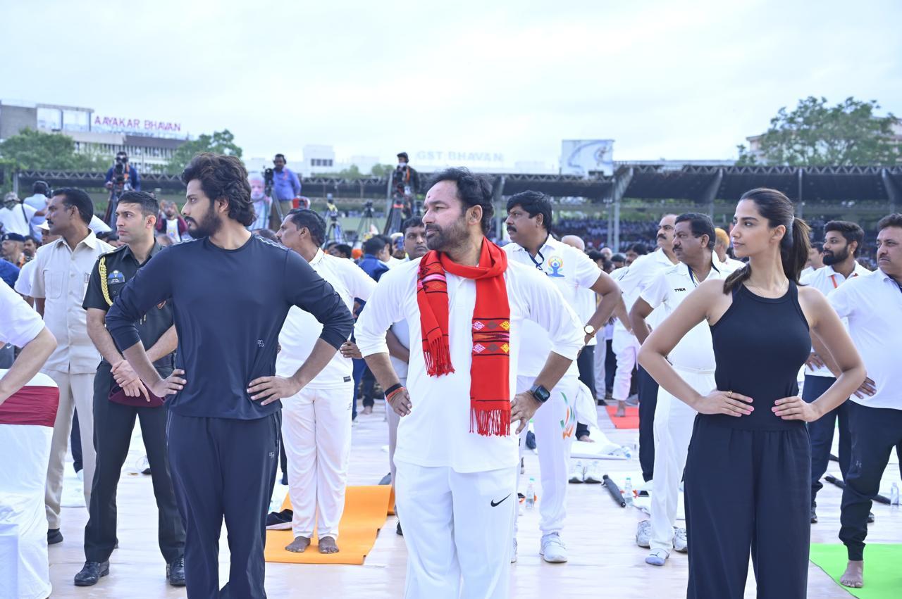 Thousands attend countdown to Yoga Day in Hyderabad