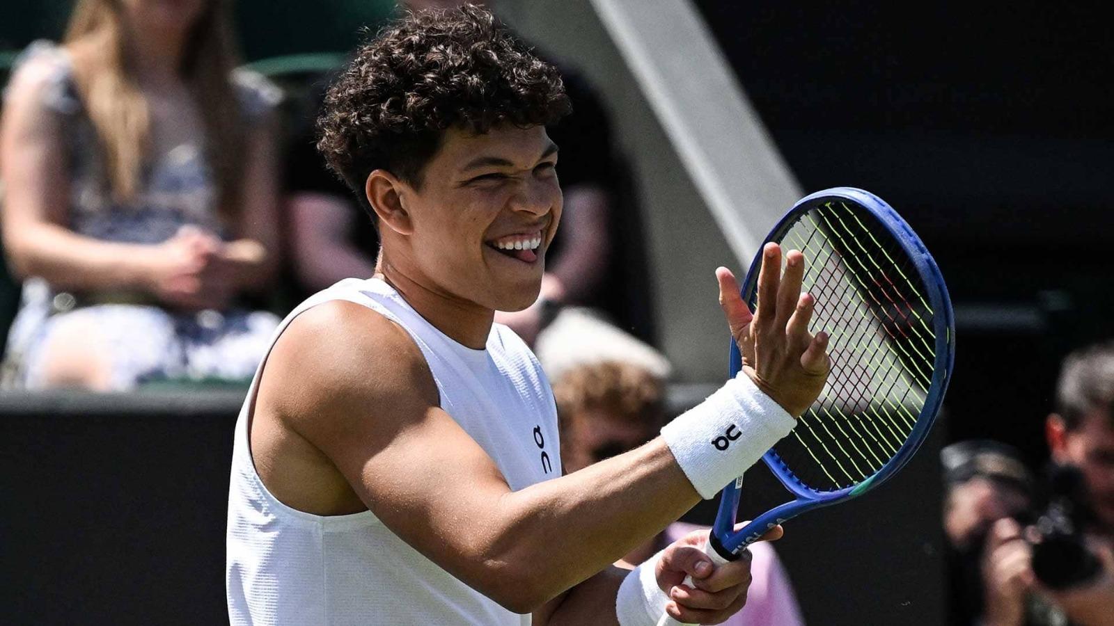 Wimbledon 2025: Benjamin Shelton brushes past Hijikata in 71 seconds upon resumption