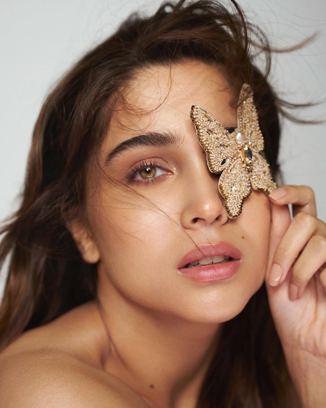 Sharvari receives a bag full of “Diwali Faral” on set couriered by her ‘Aai’