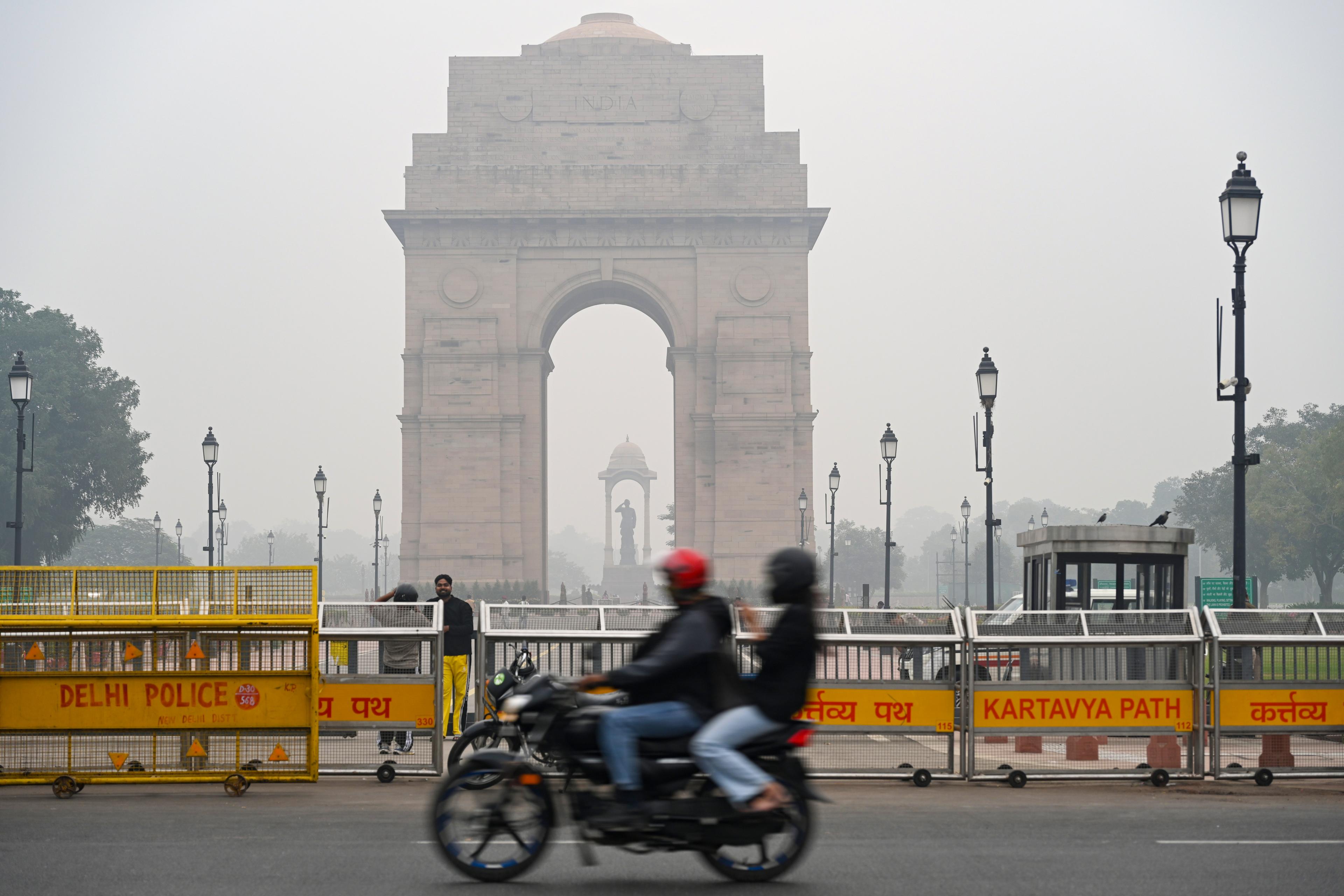 Delhi’s air quality improves to ‘moderate’ as AQI drops to 183