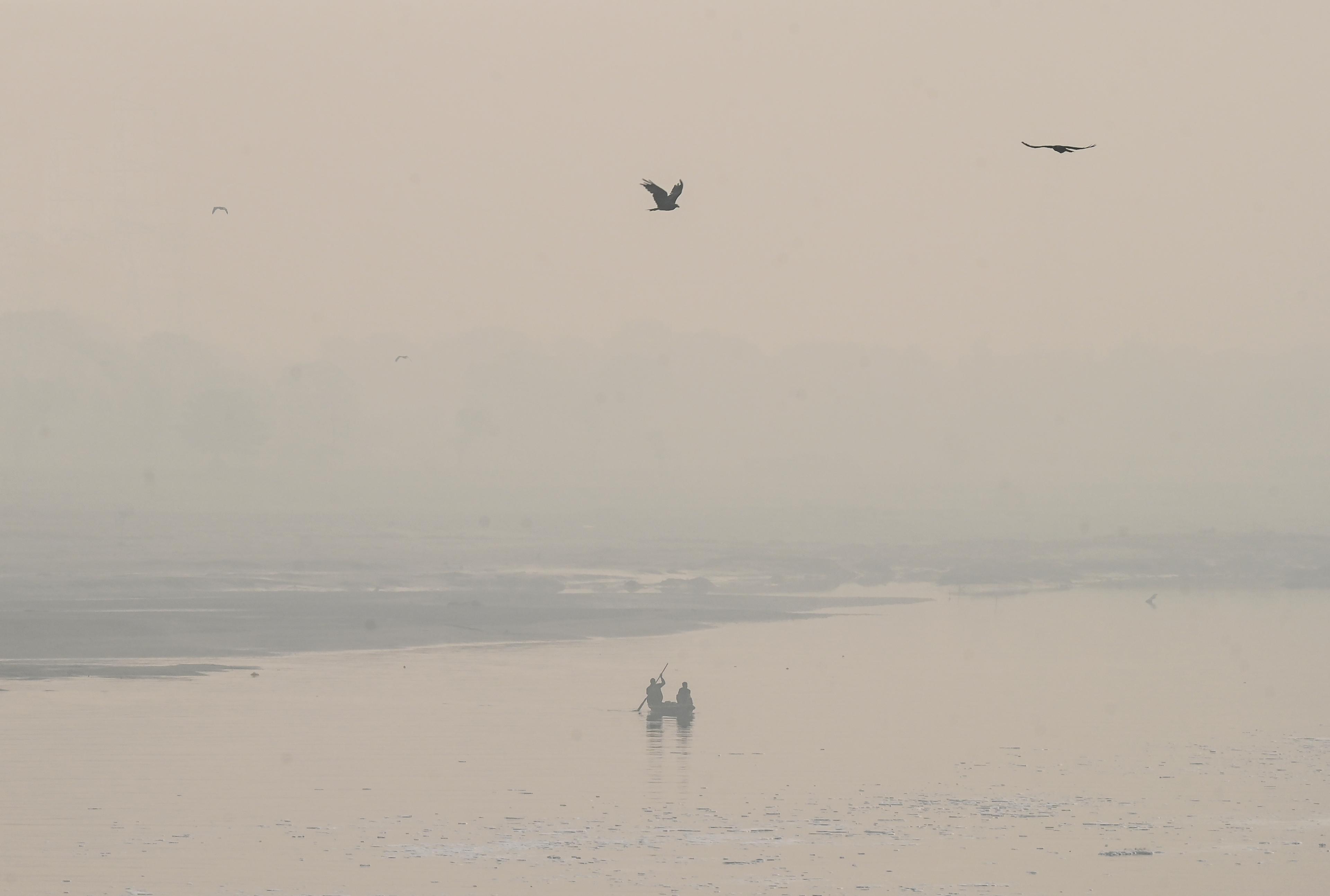 Delhi continues to choke on toxic air as AQI remains in 'severe' zone