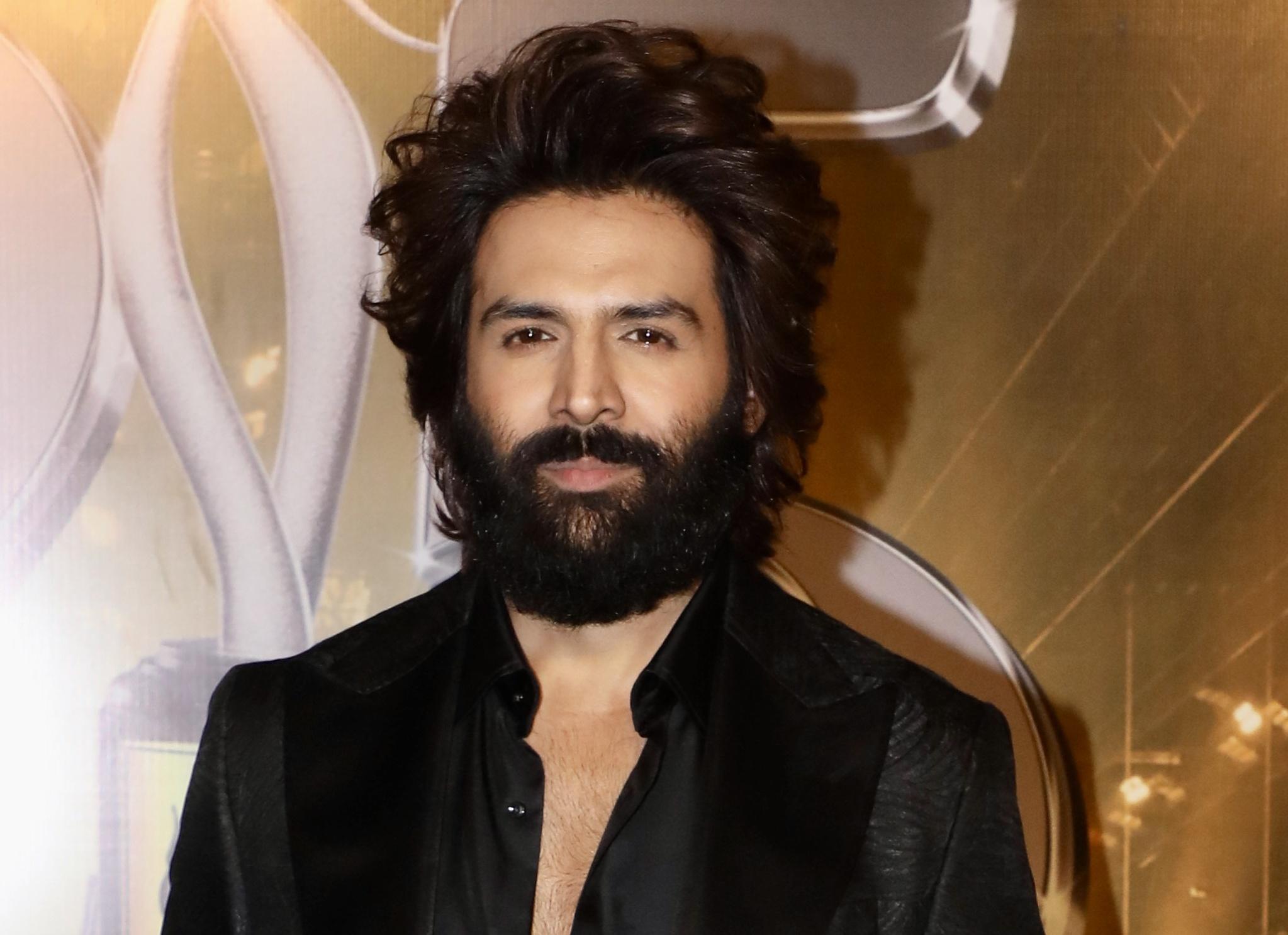 Where is Kartik Aaryan heading in that 'Naagzilla' hoodie with the iconic Aashiqui guitar?