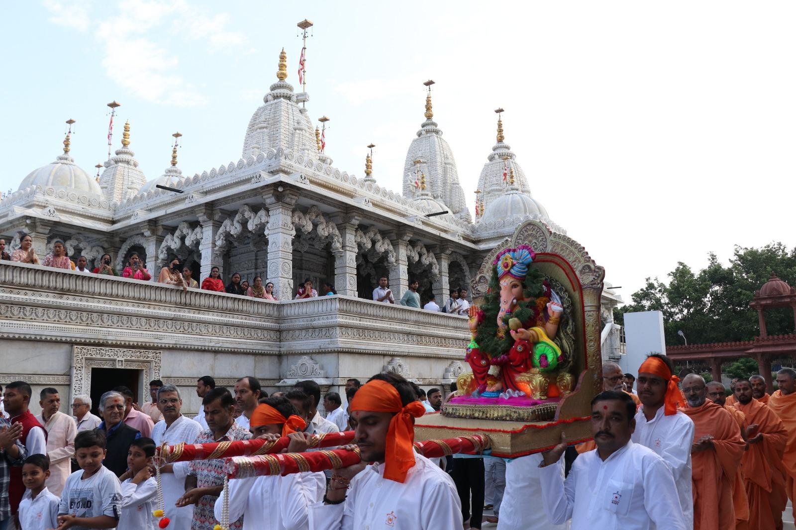 Delhi: Jal-Jhulni, Ganpati Visarjan celebrated with devotion at Akshardham temple