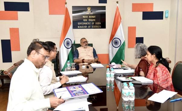 Govt setting up 550 centres to buy cotton from farmers at MSP