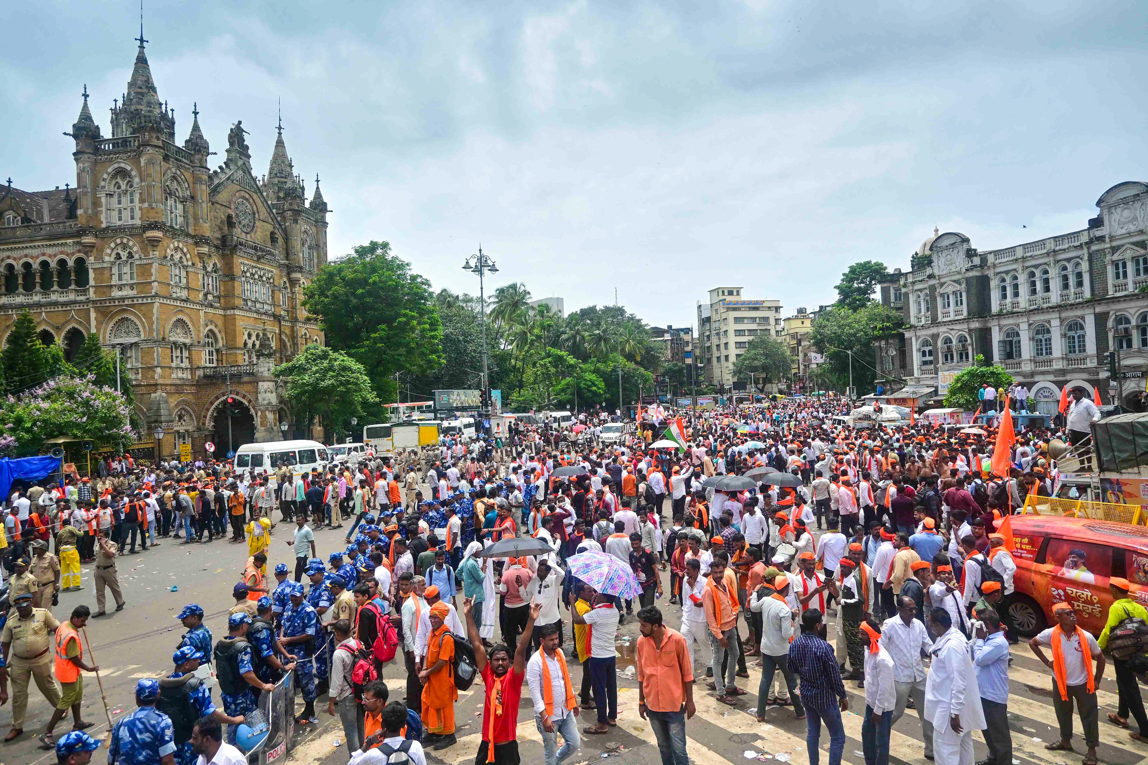 Maratha quota stir: Jarange-Patil to give up water from today, activists throng Azad Maidan