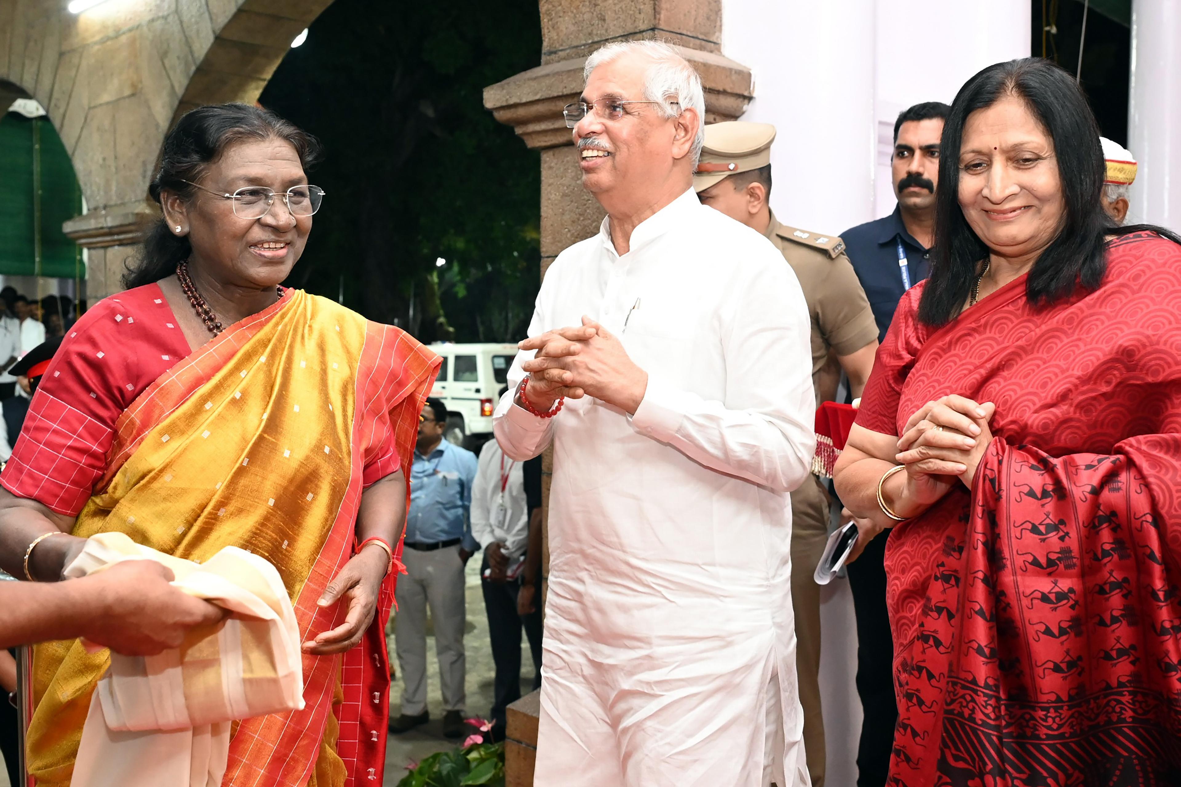 President Murmu offers prayers at Sabarimala temple