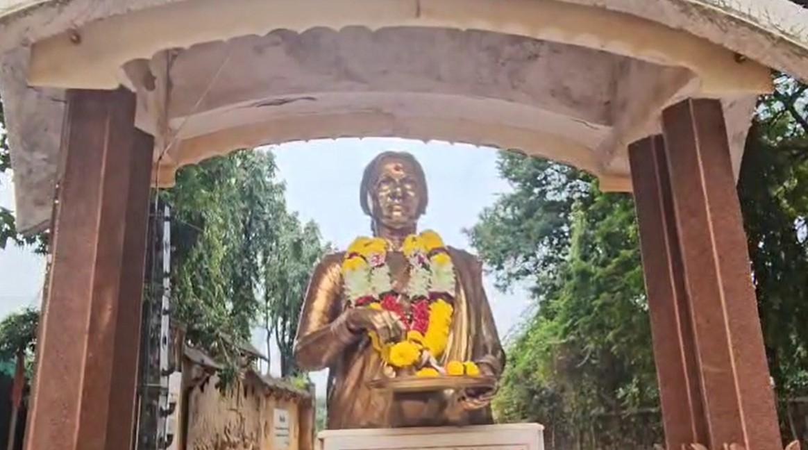 Paint thrown on Meenatai Thackeray’s statue: An attempt to set Maharashtra on fire, says Uddhav Thackeray