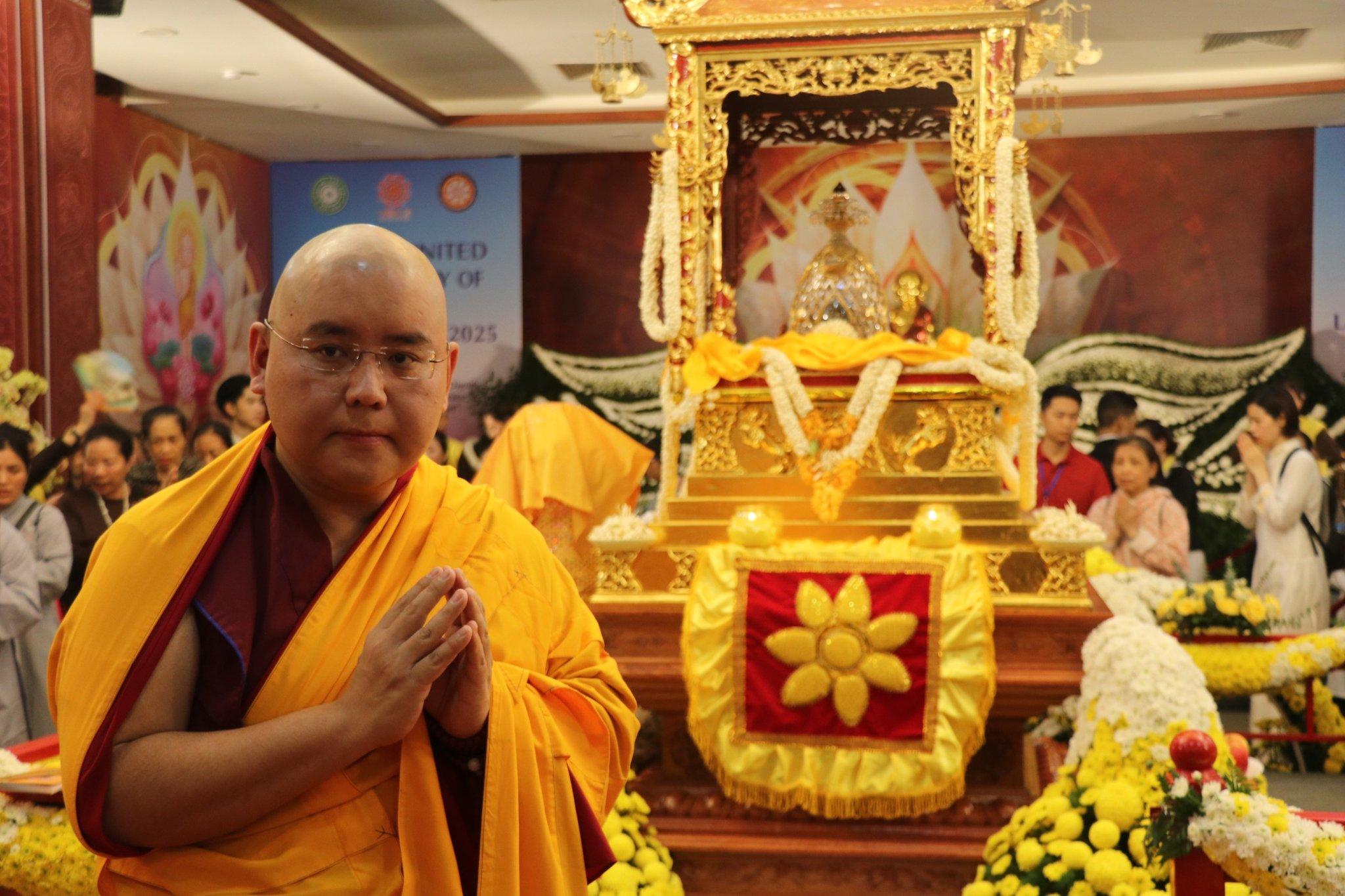 Vietnam: Renowned Buddhist scholar pays respect to sacred Buddha relics from India