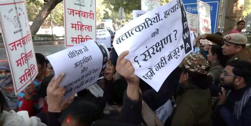 Family members of Unnao rape survivor, activists protest outside Delhi HC against Sengar’s bail