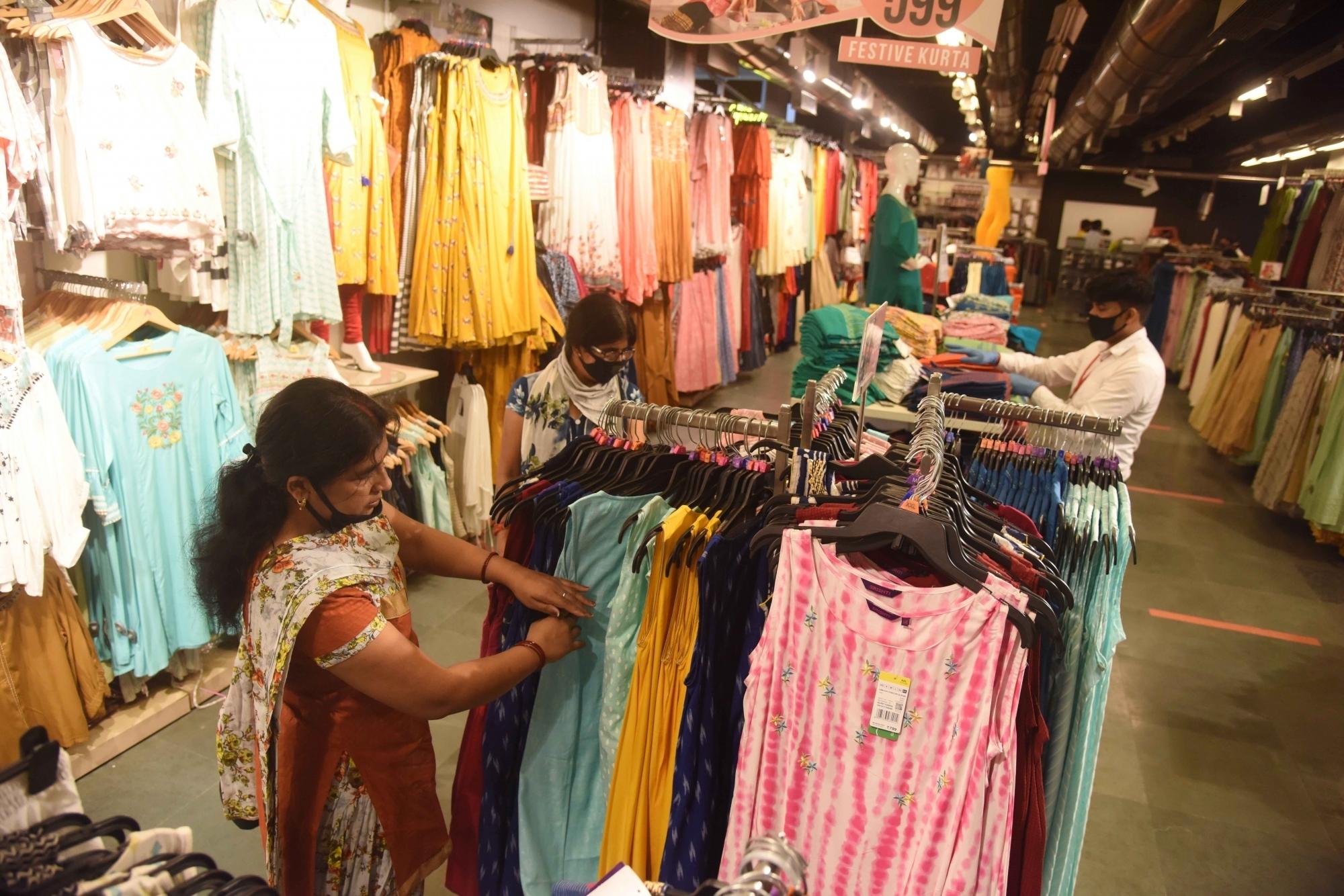 Indian apparel sector to clock 11 pc growth over FY24-FY29: HSBC