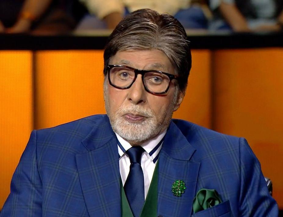 Amitabh Bachchan bows down in humility as fans have been visiting him every Sunday since 1982