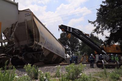 13 killed, 98 injured after passenger train derails in Mexico