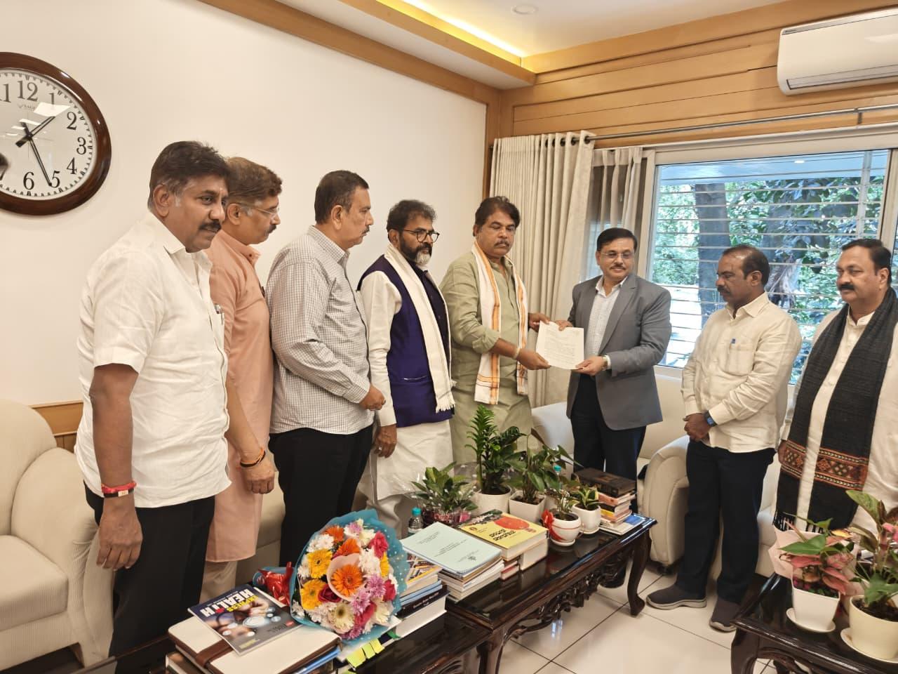 BJP delegation meets K'taka DGP over Ballari violence issue; seeks protection for party MLAs