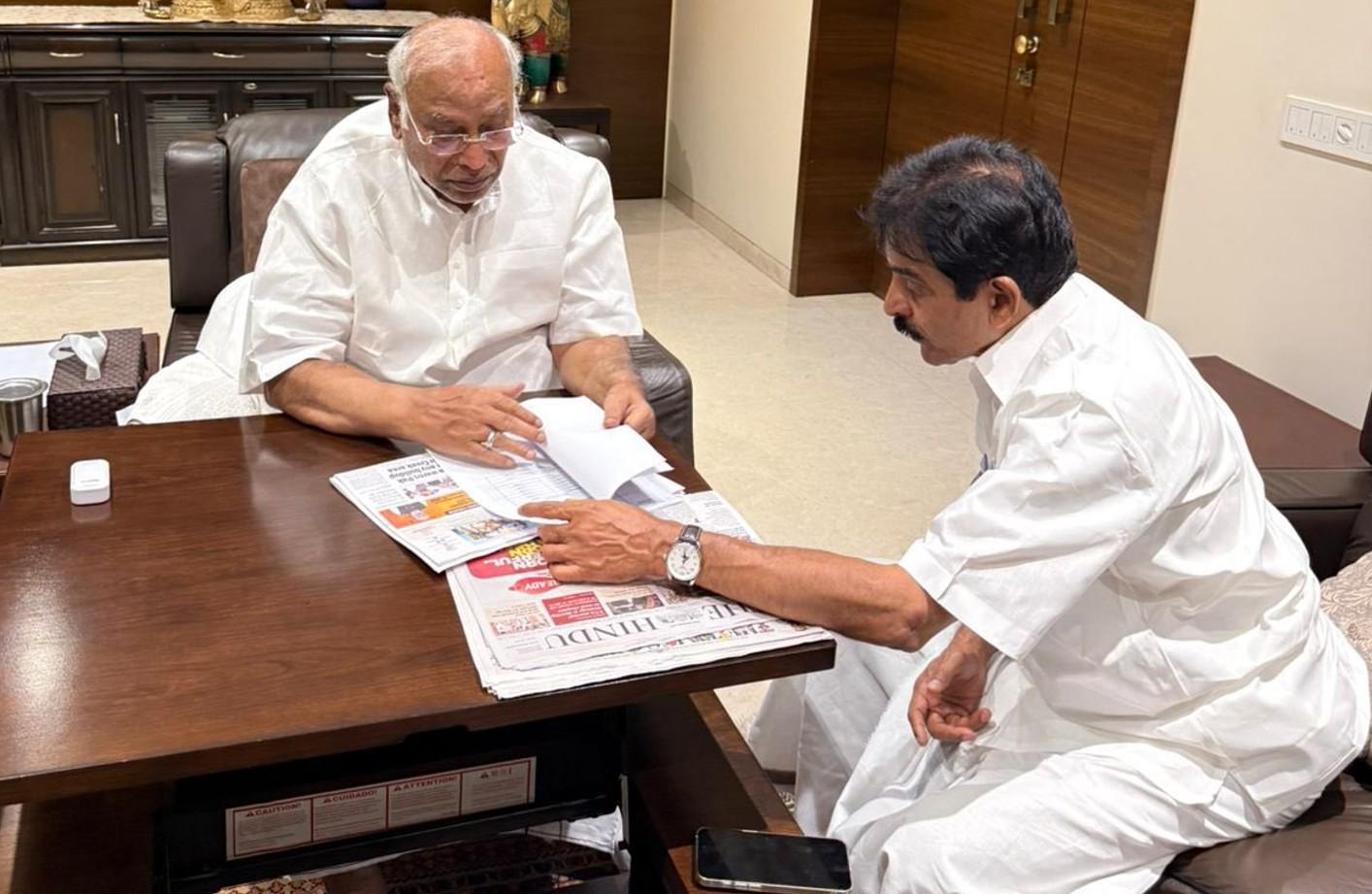 Venugopal calls on Kharge, wishes him speedy recovery