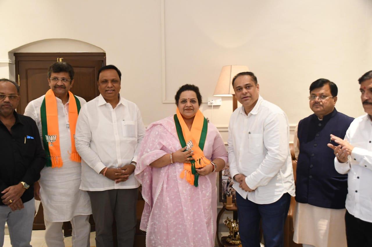 Jolt to Sharad Pawar as Mumbai NCP (SP) chief Rakhi Jadhav joins BJP ahead of BMC polls