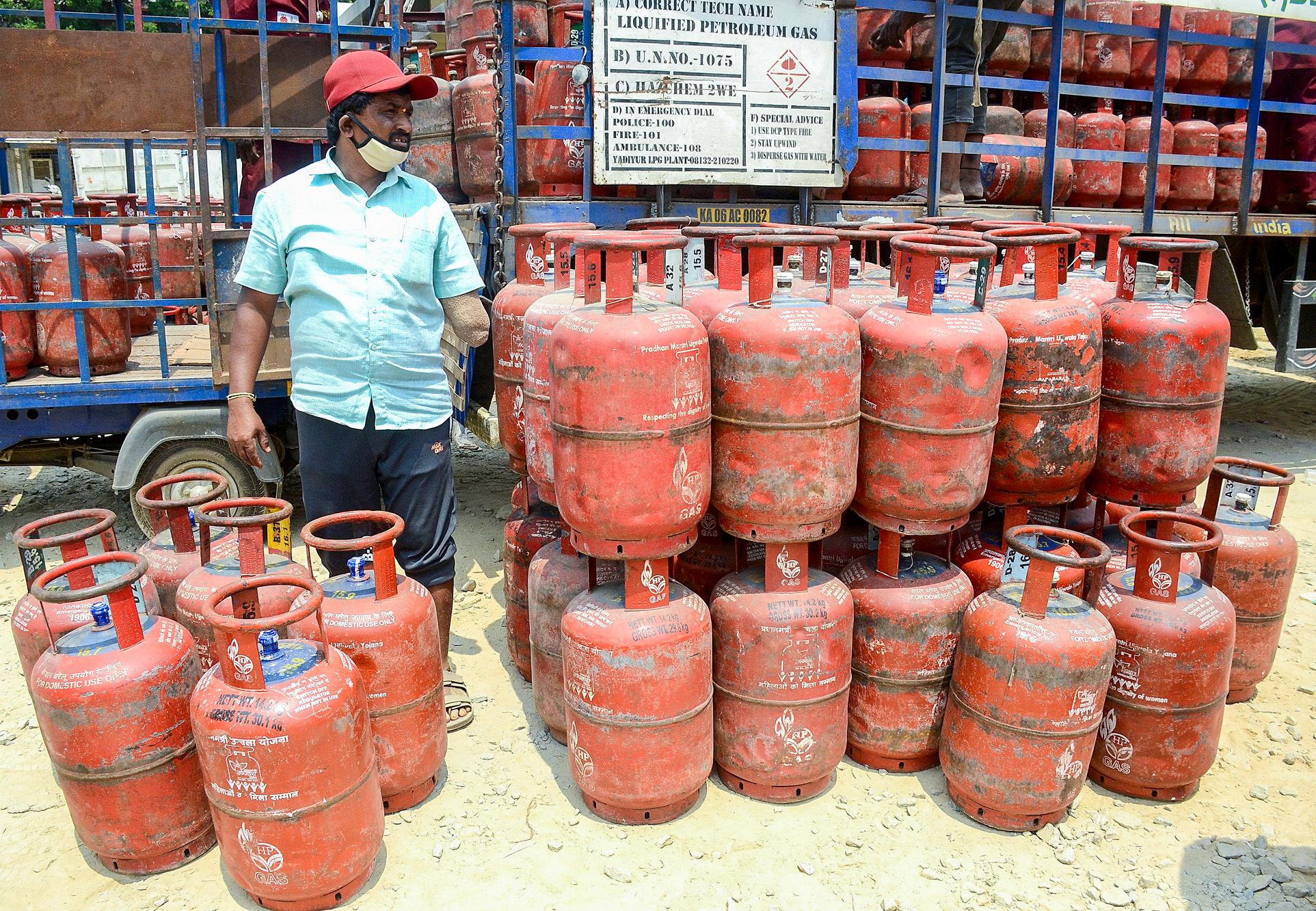 642 FIRs registered, 155 people arrested for LPG hoarding and black marketing: Govt