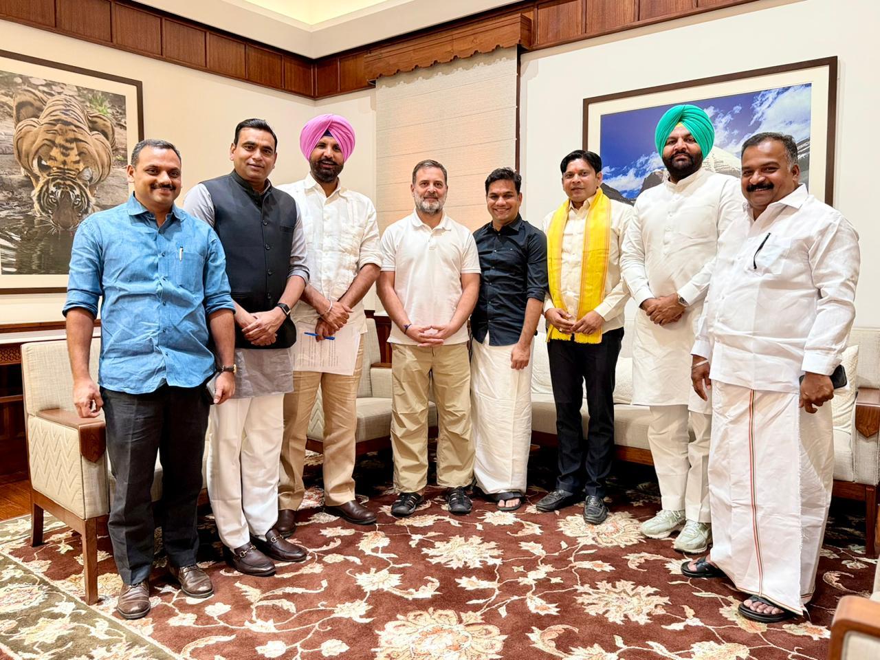 Rahul Gandhi meets Cong MPs after Lok Sabha revokes suspension