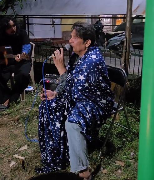 Shekhar Suman leaves anyone stunned with his beautiful rendition of Kishore Kumar's 'Zindagi Ka Safar'