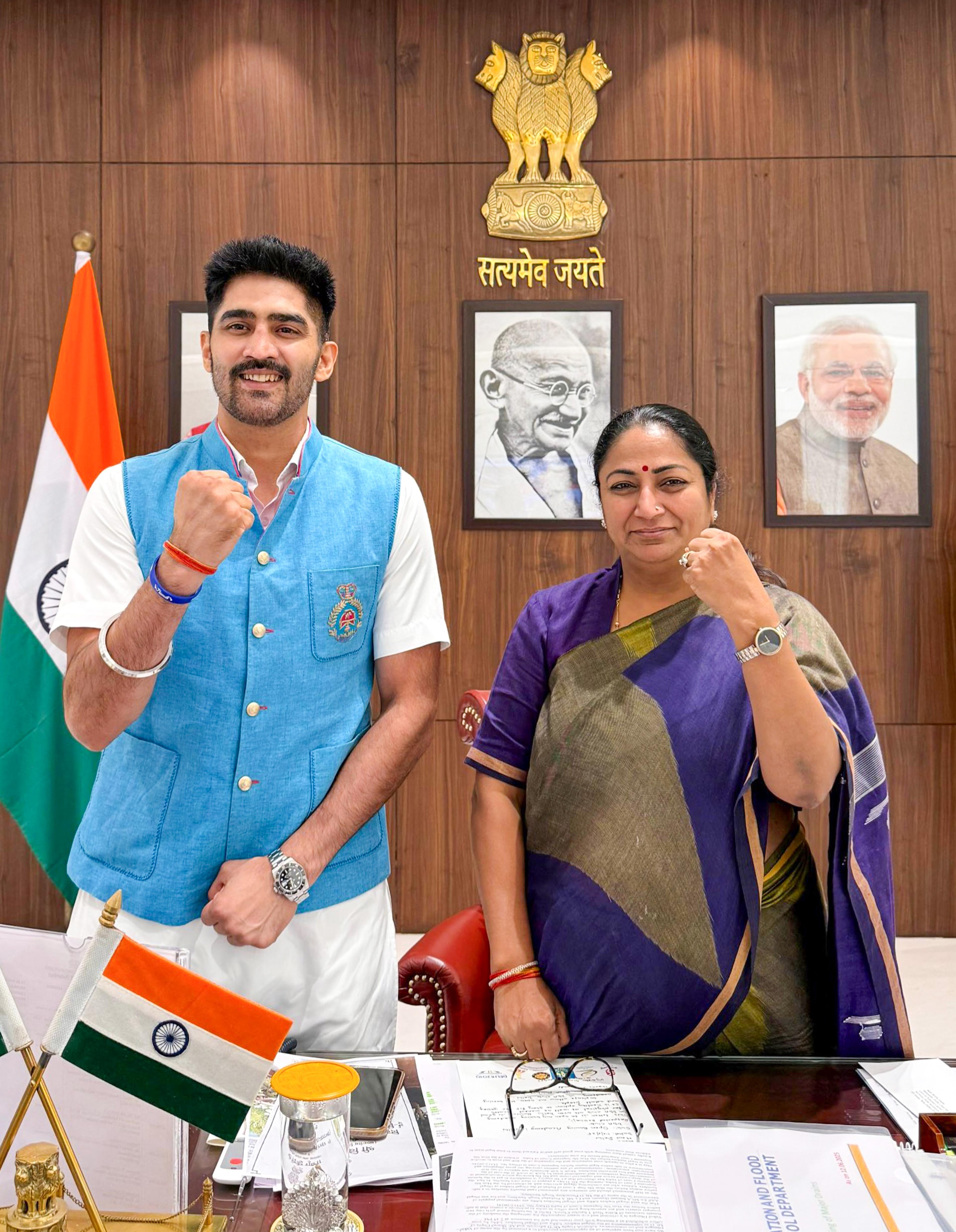 Delhi CM Rekha Gupta, boxer Vijender Singh discuss sports facilities