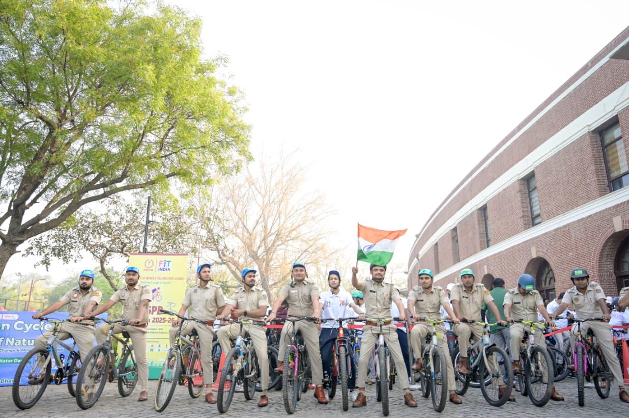 Forest Guards lead ‘Guardians of Nature’ Fit India Sundays on Cycle event in Delhi