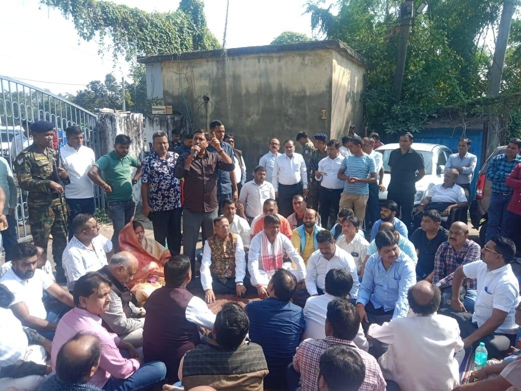 Jharkhand: Robbery and firing on trader sparks shutdown in Dhanbad market