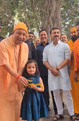 Toy bulldozer and a big smile: Little girl’s sweet gesture delights UP CM Yogi