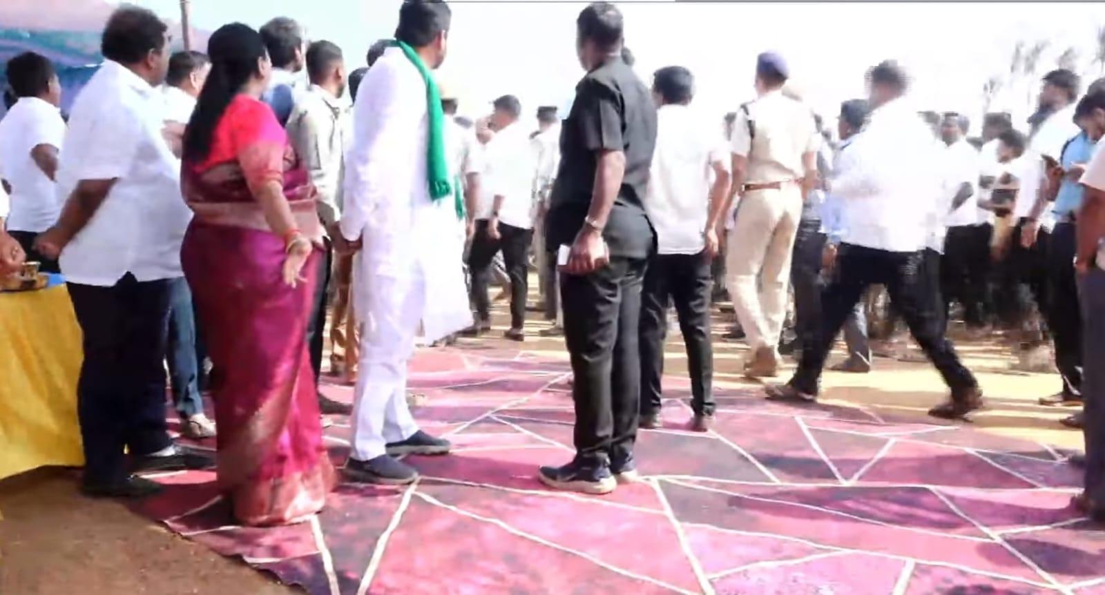 Congress workers disrupt railway overbridge foundation ceremony in Karnataka; chairs hurled at MoS Somanna