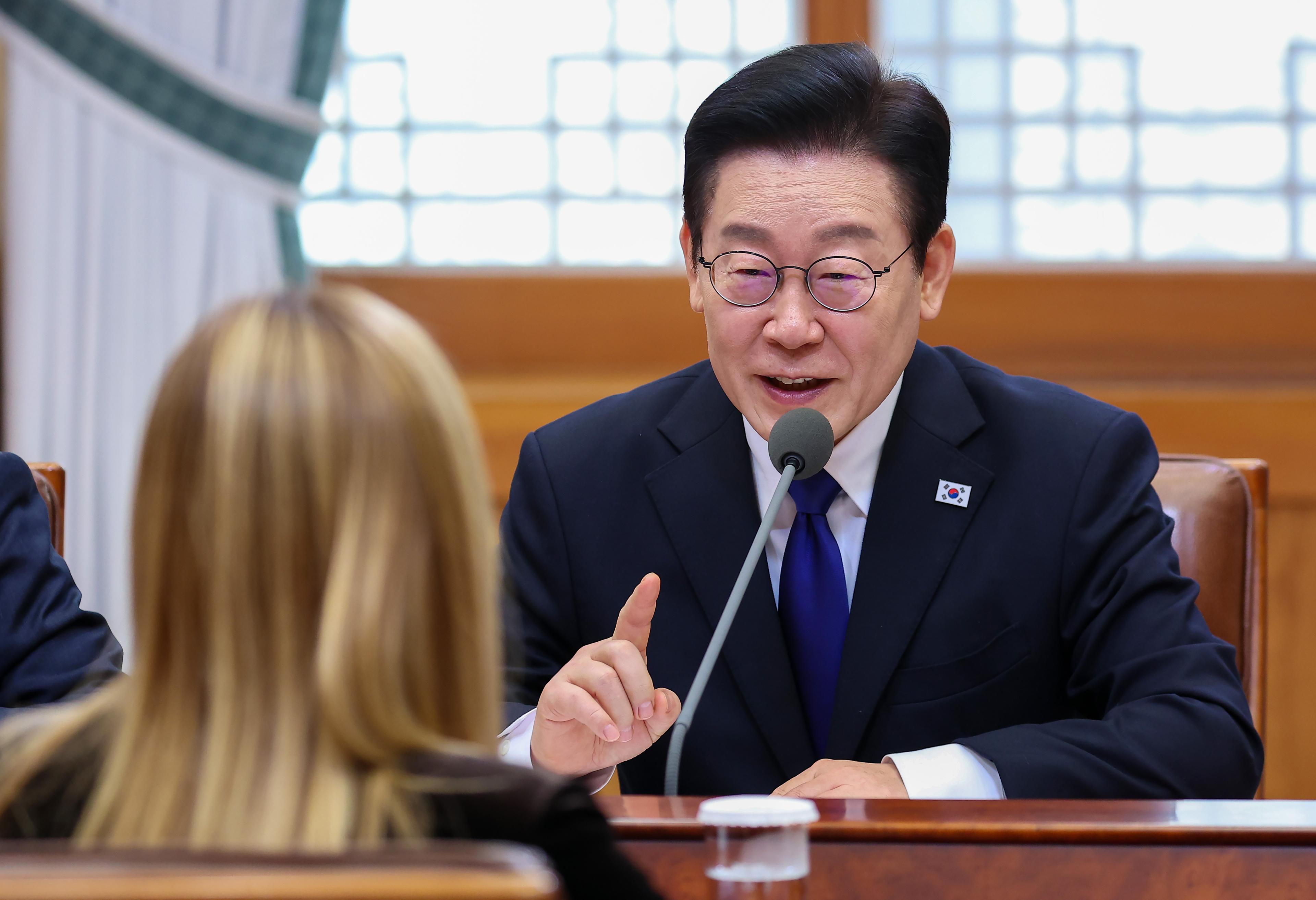 Lee urges cooperation on energy-saving efforts, pledging no change in electricity prices