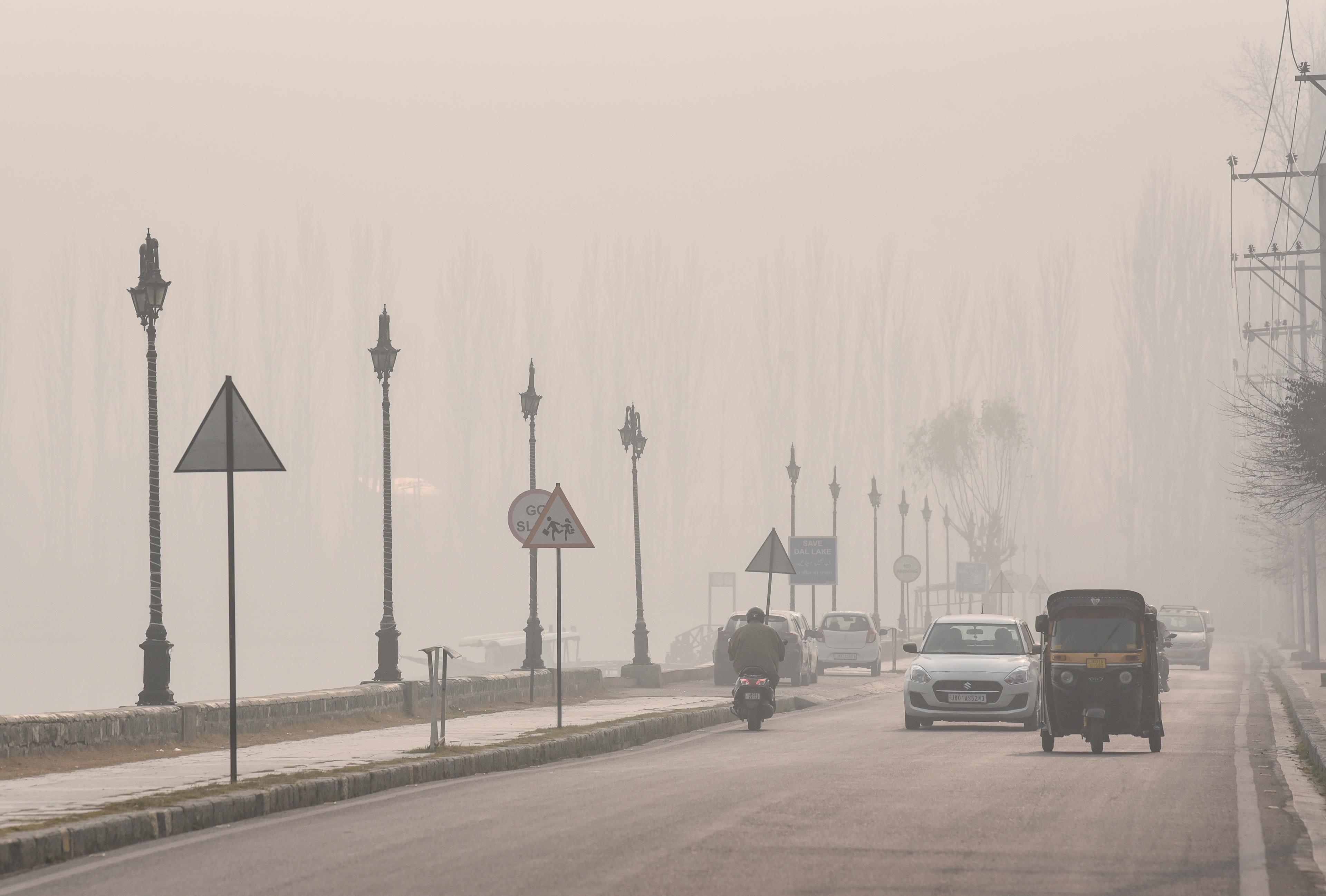 Cold wave continues in Kashmir; day temperature drops to 7