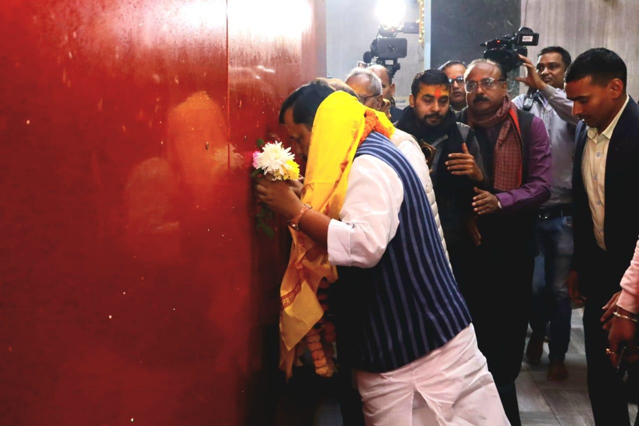 Nitin Nabin offers prayers at Hanuman temple in Patna before leaving for Delhi