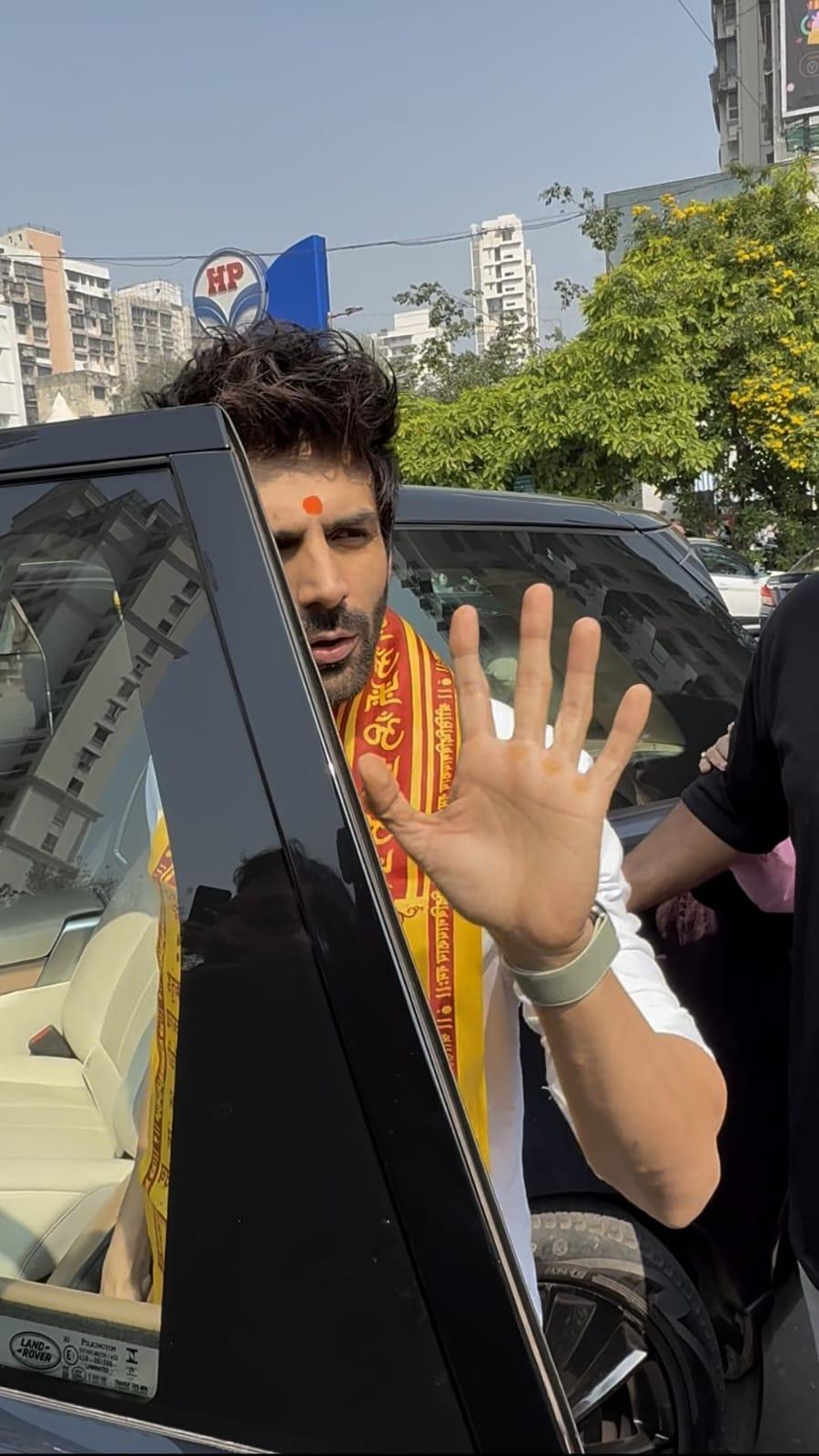 Kartik Aaryan visits Siddhivinayak temple on birthday, gets mobbed by fans