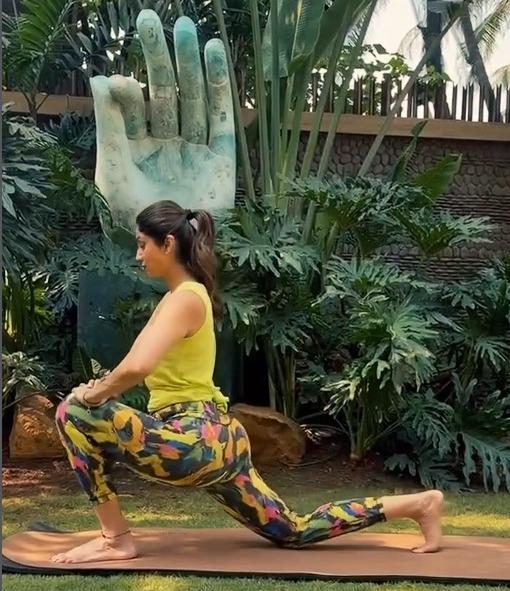Shilpa Shetty moves her body & quiets her mind as she performs Utthan Pristhasana & Anjaneyasana
