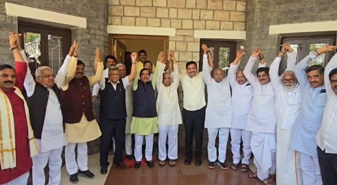 K'taka ministers would bring money in gunny bags to influence voters, claims BJP on bypolls