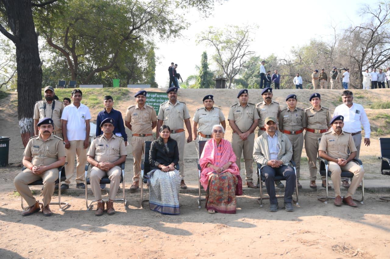 UP Guv Anandiben Patel visits Gujarat's Thol Bird Sanctuary, reviews migratory bird conservation efforts