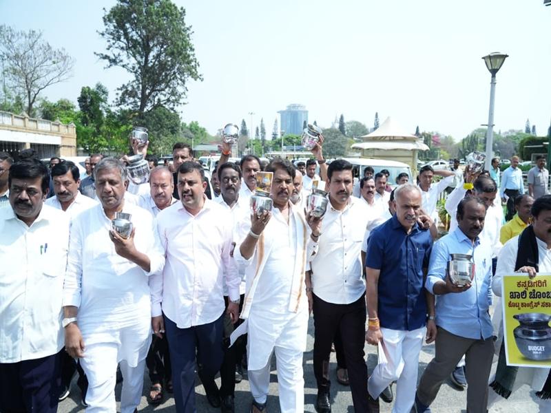 BJP leaders stage 'empty pot' protest against Karnataka Budget
