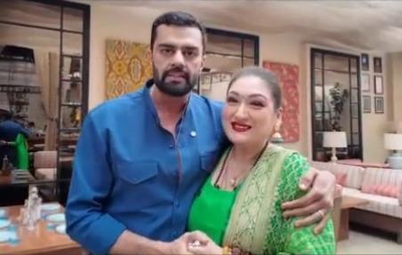 Sunita Ahuja seeks Lord Shiva's blessings at the Babulnath Temple