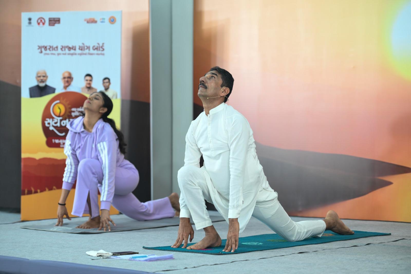 Gujarat: Over one lakh citizens welcome 2026 with Surya Namaskar and meditation