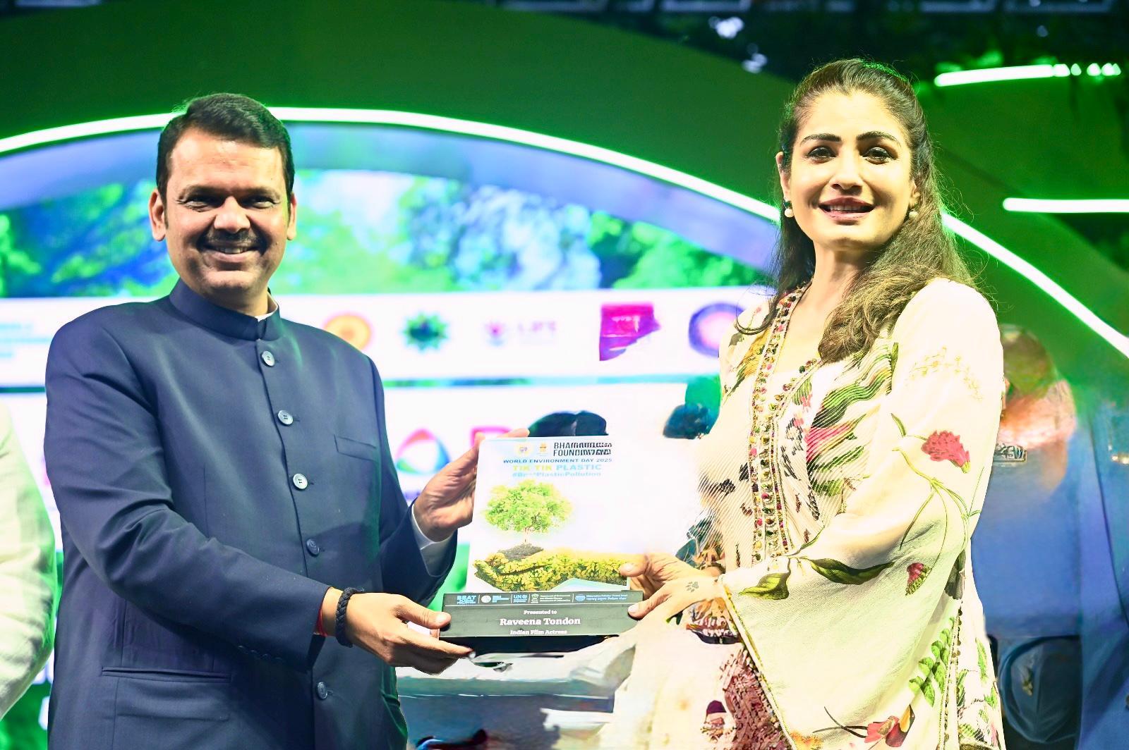 Raveena Tandon honoured by Maharashtra CM Devendra Fadnavis (Lead)