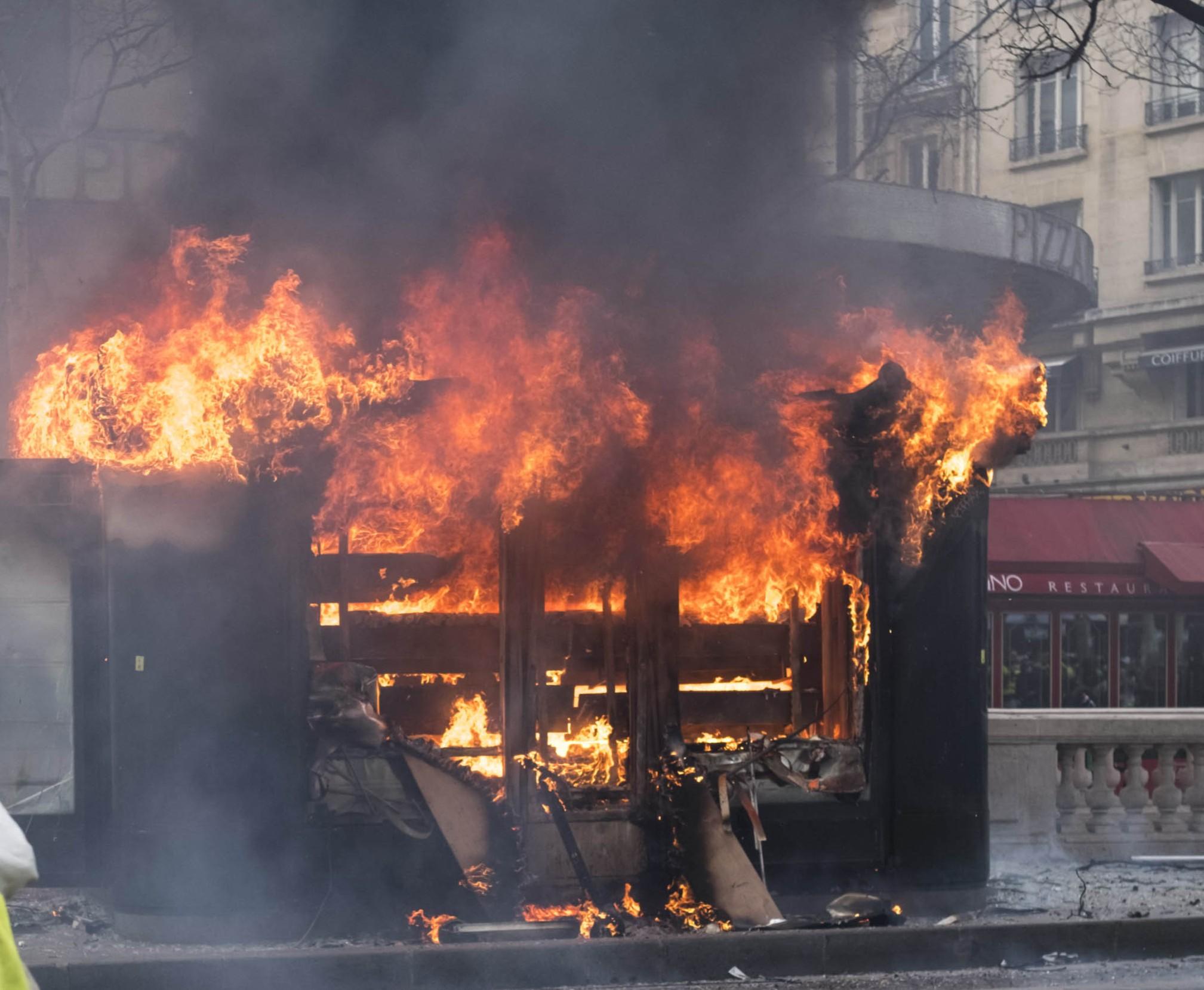 Firefighters injured in massive fire in US state Colorado