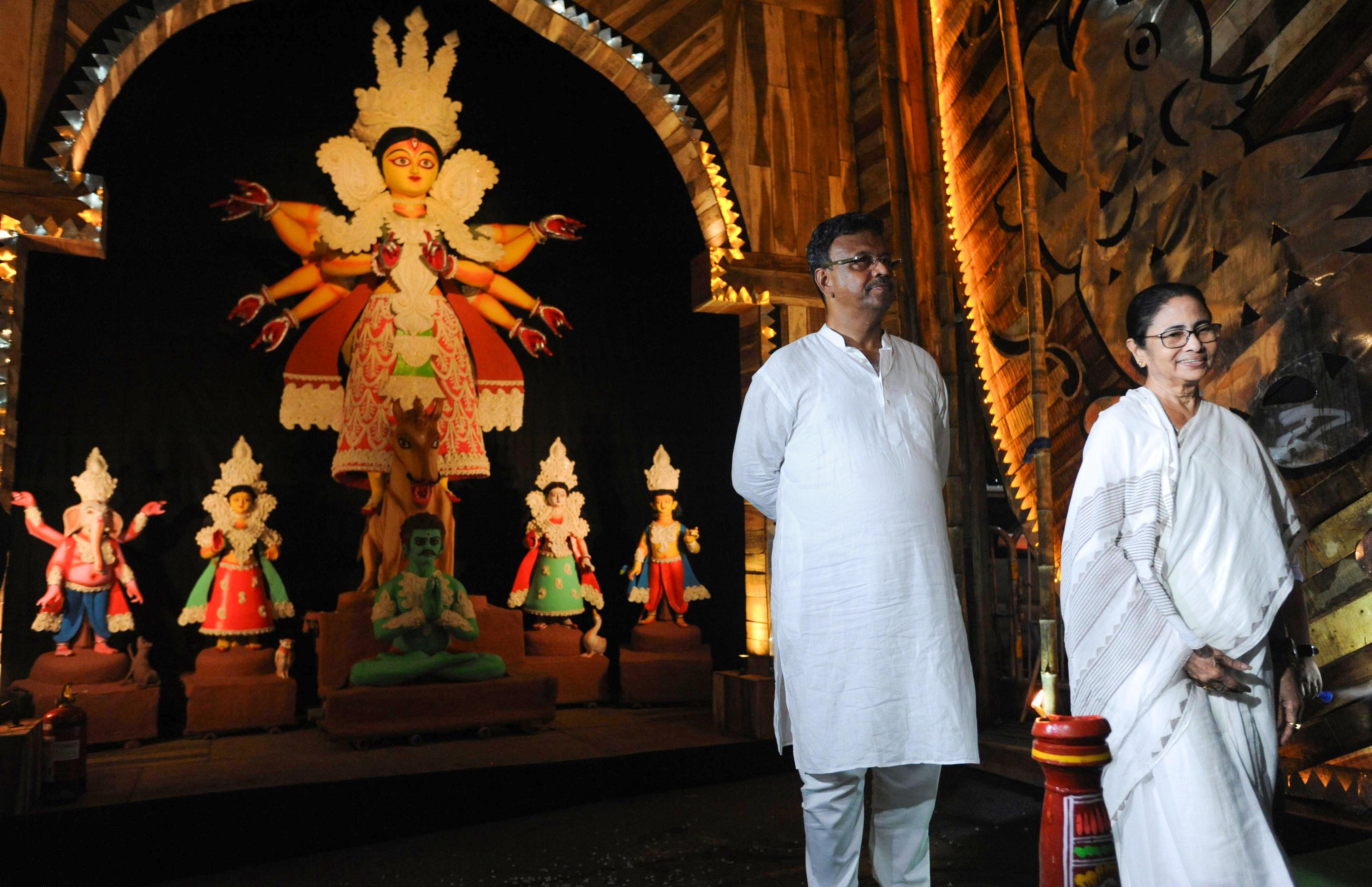 Post-Puja clean-up: Kolkata Mayor directs organisers to immediately remove hoardings, bamboo structures from city